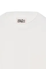 Camiseta cropped fit de manga larga color blanco, con cuello redondo, corte relajado y acabados irregulares.
