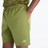 Short deportivo New Balance Sport Essentials de color verde, con cintura elástica con cordón de ajuste interno y logo reflectante en el lateral.