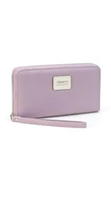 Billetera larga con cierre perimetral, confeccionada en material sintético con estampado botánico de flores silvestres sobre fondo claro. Cuenta con múltiples compartimentos internos para tarjetas, visor para documentos y un bolsillo interno con cierre. Incluye una correa de mano extraíble.