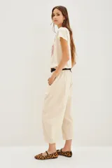 Pantalón tipo babucha de algodón, con corte holgado, cintura elástica y puños ajustados en los tobillos.