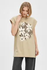 Remera negra de algodón, con cuello redondo, mangas cortas holgadas con vuelta y estampa floral grande en el pecho.