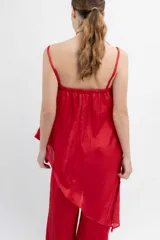 Musculosa roja de seda con escote recto, tirantes finos y corte irregular con tajo lateral.