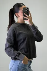 Buzo de cuello redondo con efecto acid wash, de corte holgado y mangas largas con puños elásticos.
