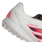 Championes de fútbol Adidas Predator Club TF, color blanco con diseño de las icónicas tres tiras en degradé de fucsia a negro, lengüeta negra con la inscripción "Predator" y suela de goma con tapones para pasto sintético.