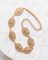 Cinturón de cadena dorado con medallas ovaladas que presentan un diseño de cabeza de caballo en relieve.