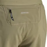 Short de running color caqui con logo Adidas estampado en blanco.