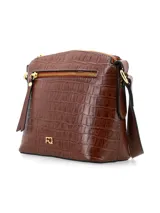 Cartera bandolera de cuero con textura efecto cocodrilo en color marrón chocolate. Cuenta con un compartimento principal con cierre, un bolsillo frontal externo con cierre y tiradores de cuero, herrajes metálicos dorados, logo metálico de la marca en el frente y correa ajustable para el hombro.