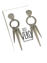 Aros colgantes plateados con forma de pinchos.