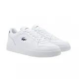 Championes Lacoste modelo Court Ace 225, de diseño urbano y minimalista en color blanco. Presentan el icónico logo del cocodrilo bordado en el lateral y detalle en azul marino en el talón.