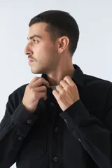 Sobrecamisa azul marino de twill de algodón con cuello clásico, cierre frontal con botones a tono, dos bolsillos de parche con solapa abotonada en el pecho, mangas largas con puños abotonados y corte regular.