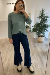 Pantalón de jean azul oscuro, de corte wide leg y tiro medio alto.