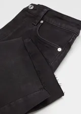 Short ciclista de jean negro con tiro alto y terminación desflecada.