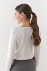 Remera negra de viscosa con cuello drapeado y mangas largas.