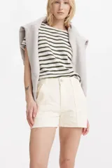 Short de jean color crema, de tiro medio y corte recto.