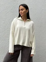 Sweater de tejido bremer color marrón, con cuello polo y cierre frontal parcial, de manga larga y diseño holgado.