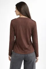 Remera de manga larga confeccionada en viscosa, con cuello en V y cierre frontal parcial con botones.