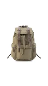 Mochila de tela canvas color marrón con detalles en cuero sintético. Cuenta con tapa superior con correas ajustables, cierre tipo marinero, múltiples bolsillos externos con cierre y compartimento para laptop.