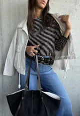 Remera de manga larga con cuello redondo, confeccionada en tejido de algodón con diseño de rayas horizontales finas en color negro y beige.