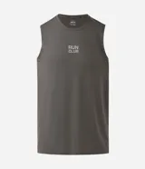 Musculosa deportiva Get Over de poliamida con tecnología dry, color gris oscuro, con cuello redondo, diseño sin mangas y estampa frontal con el texto "RUN CLUB".