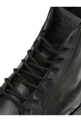 Bota de cuero de caña media con cordones, puntera redondeada y suela de goma. Presenta costuras reforzadas y un diseño clásico de estilo militar.