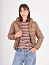 Campera puffer blanca de corte entallado, con cuello alto y cierre frontal. Presenta un diseño acolchado horizontal y mangas largas.