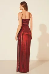 Vestido largo de fiesta color rojo brillante, con breteles finos, escote en V pronunciado y tajo lateral alto.