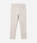Pantalón de vestir para hombre, color beige claro, de corte slim y sastrería. Presenta cierre frontal con botón y cremallera, y bolsillos laterales y traseros.