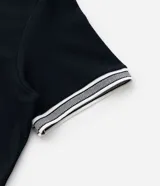 Remera regular de manga corta y cuello redondo color negro, con diseño texturizado y detalles de rayas contrastantes en cuello y puños.