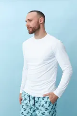 Remera de manga larga color gris.