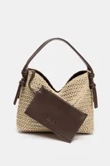 Bolso mini shopper de diseño trenzado en color beige, con asas de mano y correa bandolera extraíble en tono marrón. Presenta detalle de pespuntes en contraste y cierre interior con cremallera.