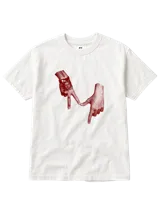 Remera blanca de algodón con estampado de dos manos haciendo señales con los dedos en color rojo.