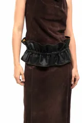 Faja ancha de cuero envejecido negro con diseño fruncido y bordes ondulados.