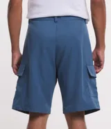 Bermuda de sastrería color azul con bolsillos cargo laterales, trabillas en la cintura y pliegues.
