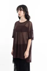 Remerón de tul con estampado tie-dye en tonos fucsia, violeta y negro.