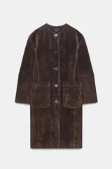 Abrigo marrón de gamuza con cuello redondo, manga larga, bolsillos delanteros y cierre frontal con botones.