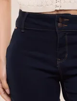 Short de jean azul oscuro de tiro alto y calce ajustado, con cintura ancha, cierre de cremallera y doble botón. Cuenta con bolsillos delanteros y dobladillo en las perneras.