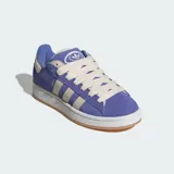 Championes Adidas Campus 00s, color violeta con detalles en beige. Presentan un diseño inspirado en los años 2000 con lengüeta doble, cordones anchos, empeine de piel y suela de goma con base color caramelo.
