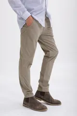 Pantalón de vestir color beige, de corte slim fit.