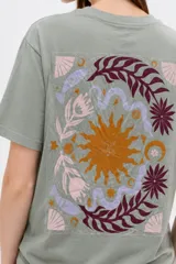 Remera manga corta de algodón color verde militar, con cuello redondo y diseño holgado.