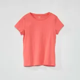 Camiseta de punto lisa color salmón, de corte clásico y mangas cortas.