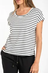 Remera de algodón con diseño de rayas horizontales finas, cuello redondo y mangas cortas con dobladillo.