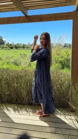 Vestido largo color verde oliva, de lino, con corte amplio, cuello mao, escote en V y mangas largas acampanadas.