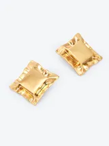 Par de aros cuadrados dorados con textura irregular y cierre de broche.
