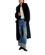 Abrigo largo de punto con diseño fluido y largo maxi, confeccionado en mezcla de poliamida, algodón y acrílico. Cuenta con un cuello de pelo sintético removible y bolsillos laterales.