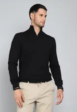 Sweater negro de punto con cuello alto y medio cierre con cremallera.