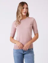 Buzo de tejido fino en color azul marino, con cuello redondo y mangas cortas con puños acanalados.