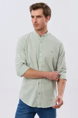 Camisa de lino y algodón color verde menta, de manga larga, con cuello mao y cierre frontal con botones.