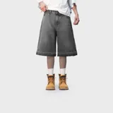 Bermuda baggy de denim color negro, con diseño amplio y detalle de dobladillo ancho en las piernas.