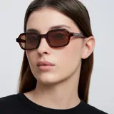 Lentes de sol Dotia con montura carey de forma cuadrada con bordes redondeados y lentes marrones polarizadas. Protección UV400.