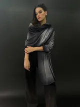 Chaleco tejido fino y suave 100% en lana Merino teñida con técnica Tie Dye.